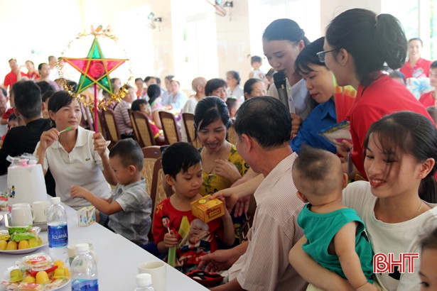 “Trung thu yêu thương” với các bệnh nhi ở Bệnh viện Đa khoa Hà Tĩnh