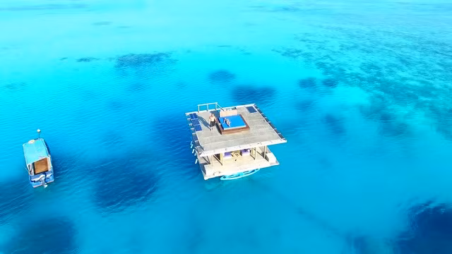 Khám phá khách sạn nửa nổi nửa chìm nằm giữa biển khơi