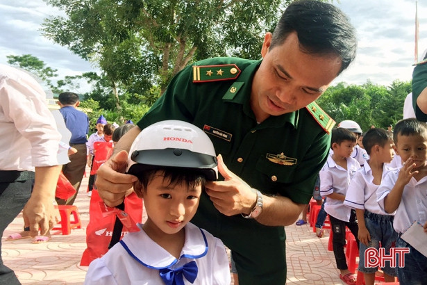 Đồn Biên phòng Sơn Hồng “nâng bước học sinh nghèo đến trường