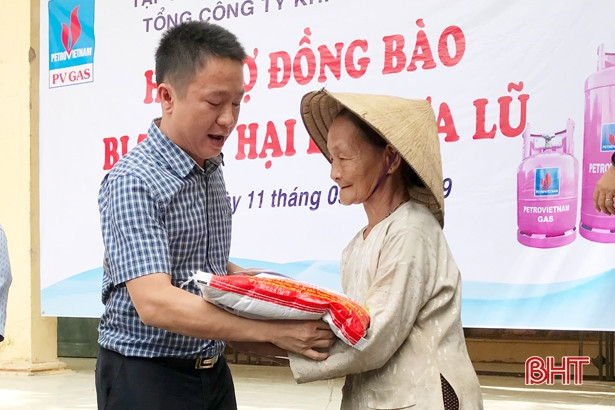 Nhiều phần quà ý nghĩa đến với người dân vùng lũ Hà Tĩnh