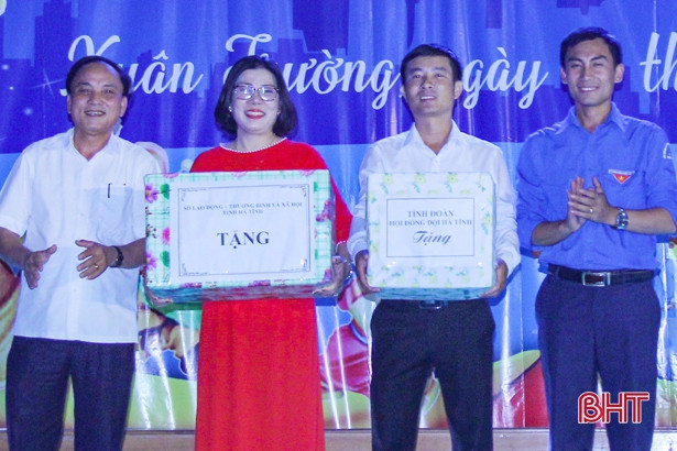 Nhiều phần quà trung thu cho trẻ em nghèo Hà Tĩnh