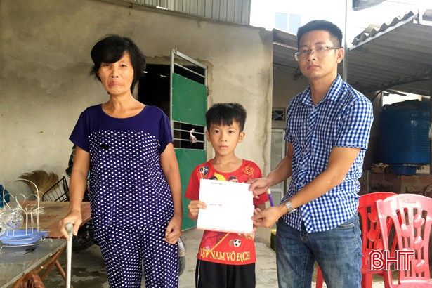 Hội Phụ nữ Hà Tĩnh ở CHLB Đức tặng quà cho 26 gia đình đặc biệt khó khăn