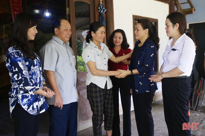 Chủ tịch Hội LHPN Việt Nam và Bí thư Tỉnh ủy Hà Tĩnh dự khai giảng tại Trường Tiểu học Hương Đô