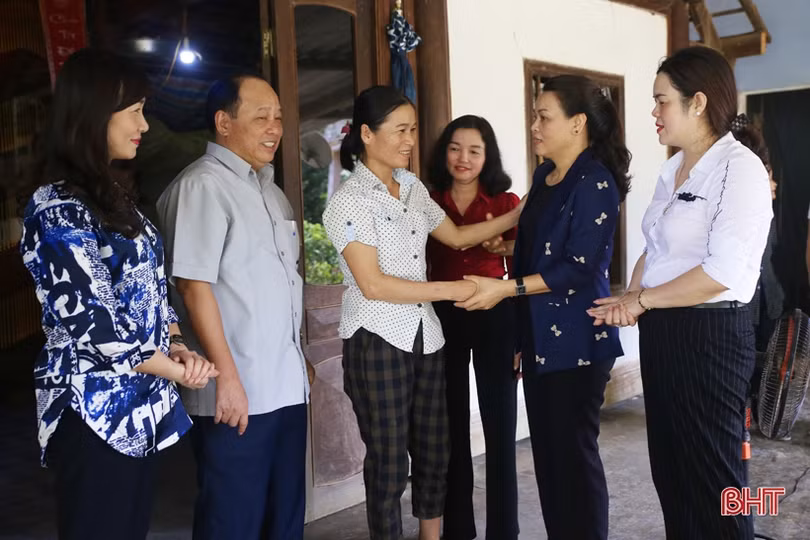 Chủ tịch Hội LHPN Việt Nam và Bí thư Tỉnh ủy Hà Tĩnh dự khai giảng tại Trường Tiểu học Hương Đô