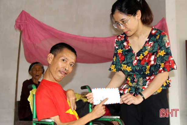 Hội Phụ nữ Hà Tĩnh ở CHLB Đức tặng quà cho 26 gia đình đặc biệt khó khăn