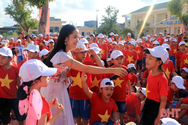 Học sinh Tiểu học Nam Hà vui hội trăng rằm