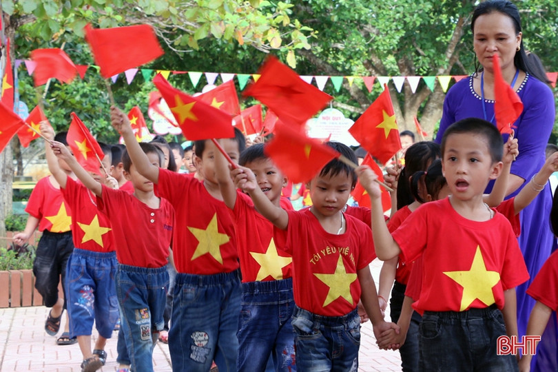 Chủ tịch Hội LHPN Việt Nam và Bí thư Tỉnh ủy Hà Tĩnh dự khai giảng tại Trường Tiểu học Hương Đô