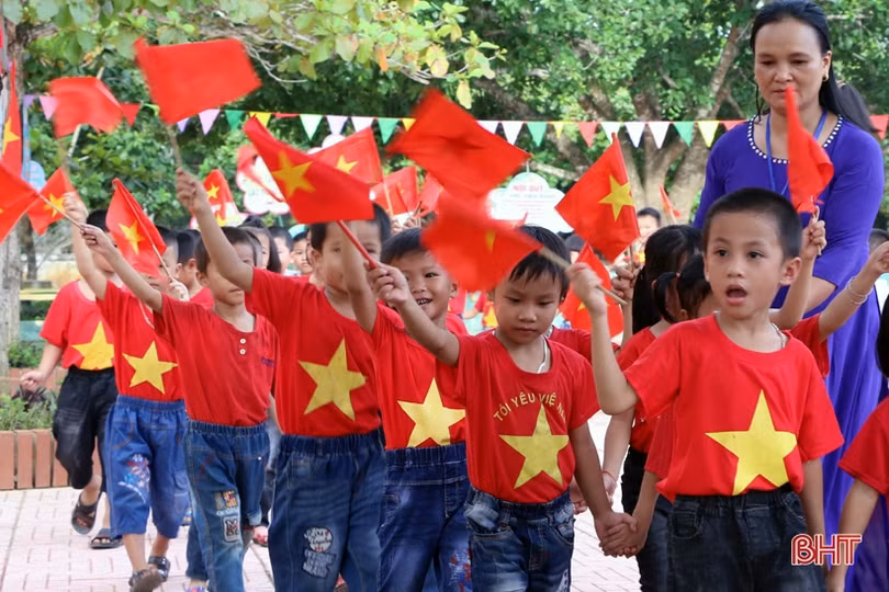 Chủ tịch Hội LHPN Việt Nam và Bí thư Tỉnh ủy Hà Tĩnh dự khai giảng tại Trường Tiểu học Hương Đô