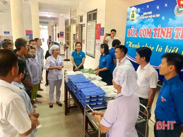 Bệnh viện Phổi Hà Tĩnh trao 100 suất cơm cho bệnh nhân khó khăn