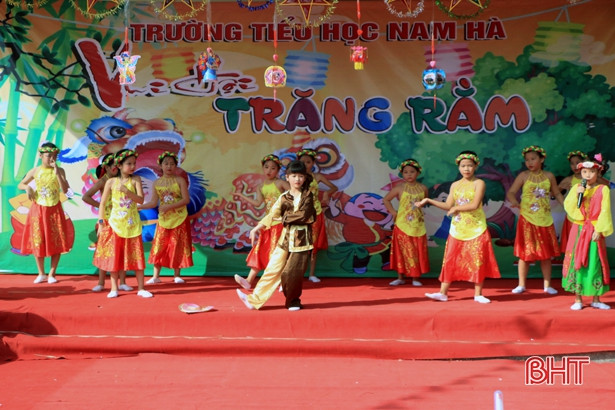 Học sinh Tiểu học Nam Hà vui hội trăng rằm