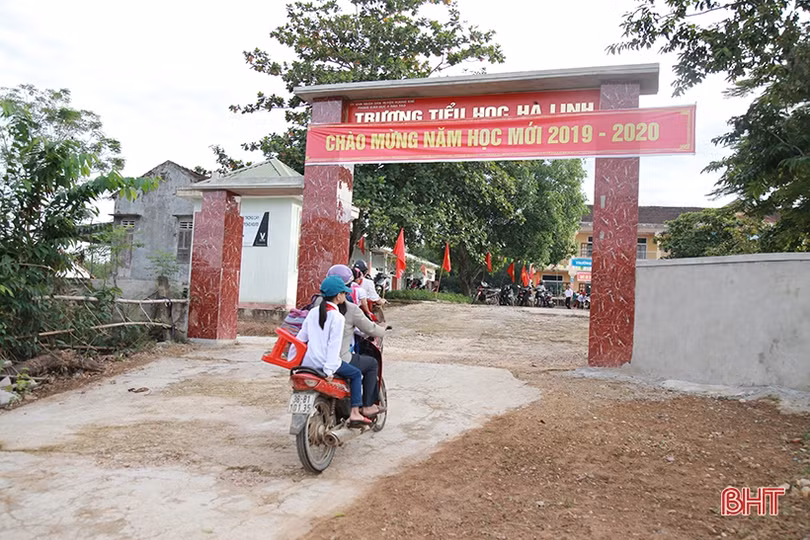 Ngày đầu đến trường của học sinh vùng lũ Hương Khê