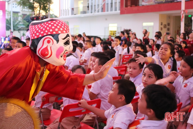 Học sinh iSchool Hà Tĩnh “Chào năm học mới - vui hội trăng rằm”