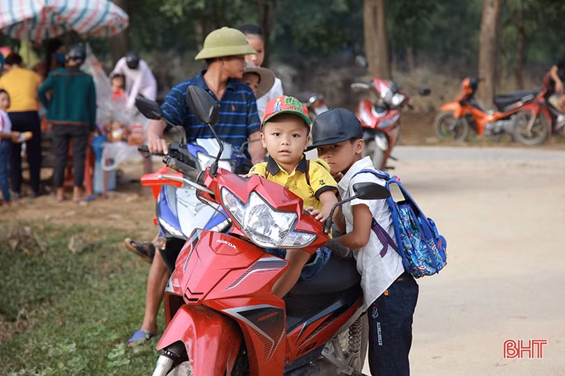 Ngày đầu đến trường của học sinh vùng lũ Hương Khê