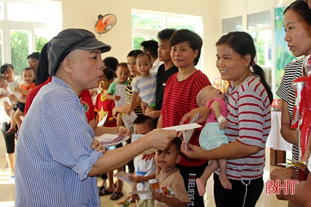 “Trung thu yêu thương” với các bệnh nhi ở Bệnh viện Đa khoa Hà Tĩnh