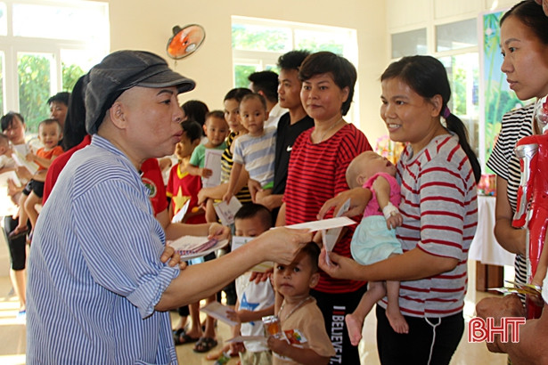 “Trung thu yêu thương” với các bệnh nhi ở Bệnh viện Đa khoa Hà Tĩnh