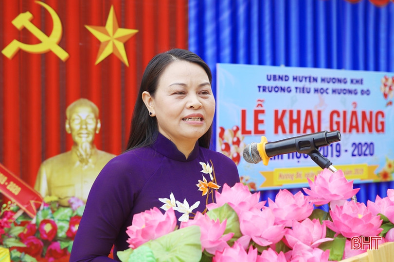 Chủ tịch Hội LHPN Việt Nam và Bí thư Tỉnh ủy Hà Tĩnh dự khai giảng tại Trường Tiểu học Hương Đô