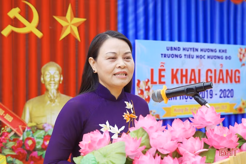 Chủ tịch Hội LHPN Việt Nam và Bí thư Tỉnh ủy Hà Tĩnh dự khai giảng tại Trường Tiểu học Hương Đô