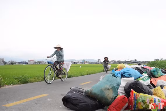 Hàng trăm tấn rác tồn đọng, nhiều xã loay hoay tìm hướng xử lý