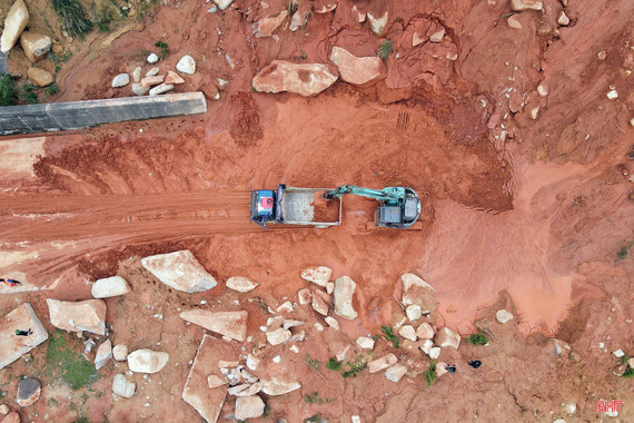 Khẩn trương xử lý sạt lở lớn trên tuyến đường ven biển Hà Tĩnh