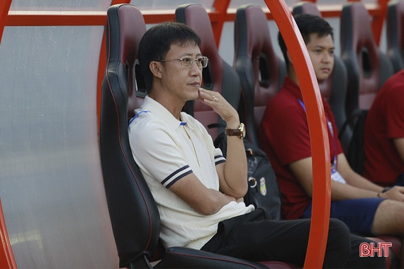 Cựu HLV Hồng Lĩnh Hà Tĩnh giữ ghế nóng PVF-CAND