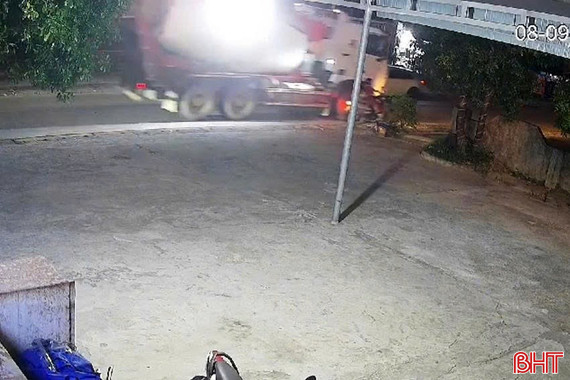 Xe bồn va chạm xe máy chở 3 mẹ con, bé gái 8 tuổi tử vong