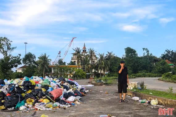Rác thải bủa vây đê hữu sông Lam