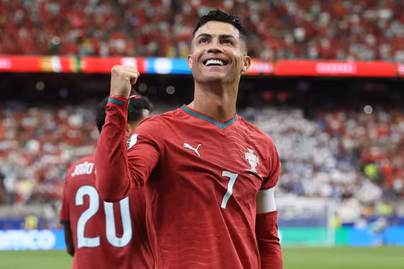 Ronaldo rực sáng trong trận thắng 5-0 của Bồ Đào Nha