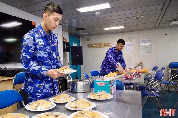 Những "anh nuôi" trên tàu Cảnh sát biển 8004