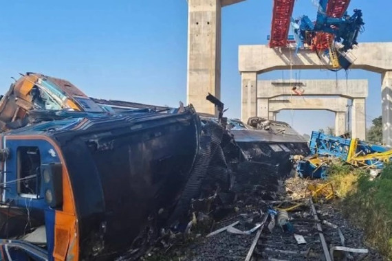 Cần cẩu rơi trúng tàu hỏa Thái Lan, ít nhất 22 người chết