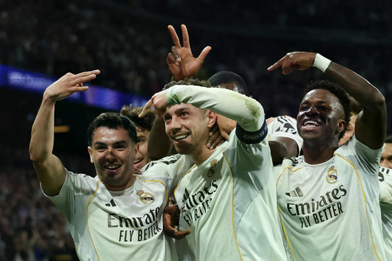 Valverde lập hat-trick, Real nhấn chìm Man City tại Bernabeu