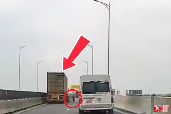 Container rơi 2 bánh xe khi lưu thông trên cao tốc ở Hà Tĩnh