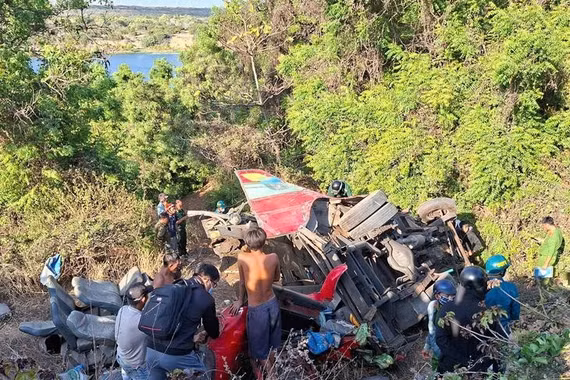 Xe khách chở nhiều thợ lặn gặp nạn, 4 người tử vong, 12 người bị thương