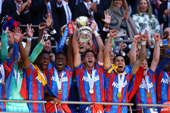 Hạ Liverpool, Crystal Palace giành danh hiệu lịch sử