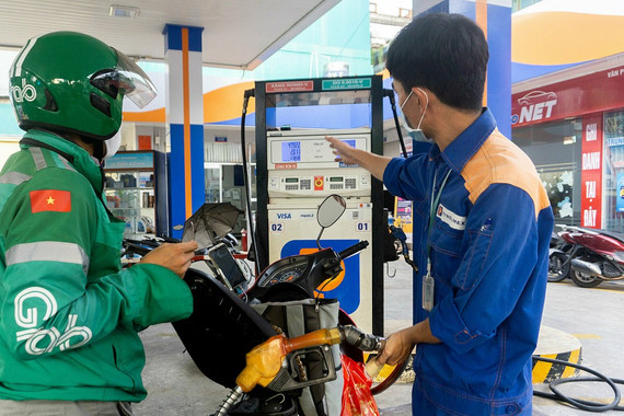 Giá xăng, dầu cùng tăng