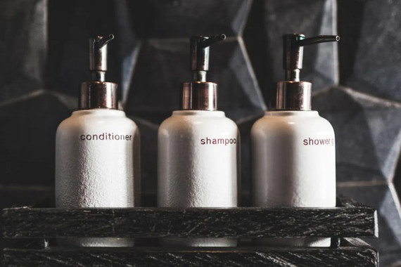 Vì sao không nên dùng sữa tắm, dầu gội ở khách sạn?