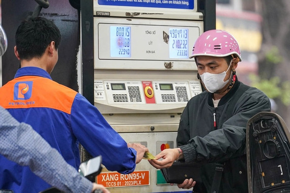 Giá xăng giảm gần 4.000 đồng một lít