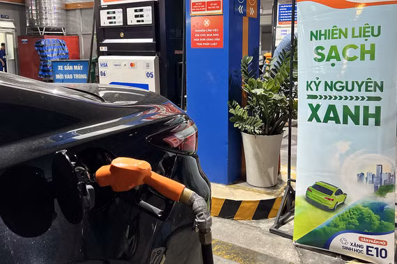 Xe còn xăng 95, có cần xả sạch bình trước khi chuyển sang E10?