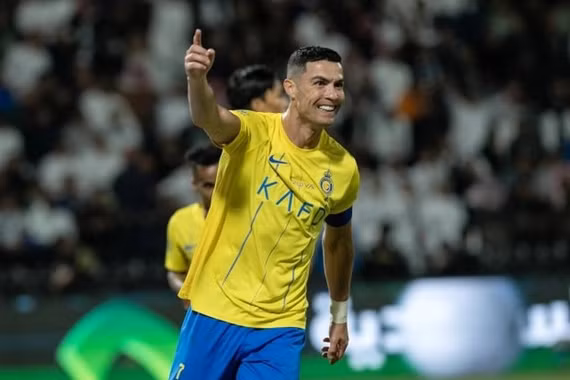Ronaldo tạo cột mốc lịch sử