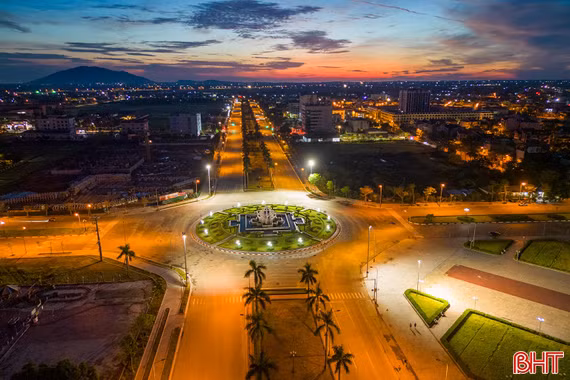 Đón ngày mới tinh khôi giữa Thành Sen