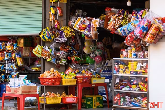 Nỗi lo quà vặt "bẩn" trước cổng trường học 