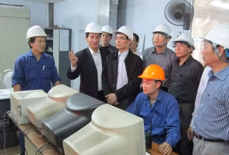 Phó Chủ tịch Thường trực UBND tỉnh Trần Minh Kỳ tham quan hệ thống điều khiển sản xuất thức ăn chăn nuôi gia súc...