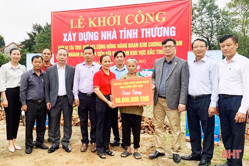 Nhiều tổ chức hỗ trợ hộ nghèo ở Nghi Xuân xây nhà mới