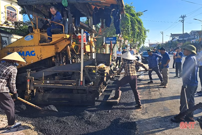 Nghi Xuân: Bà con lương, giáo góp 500 triệu đồng thảm nhựa đường giao thông