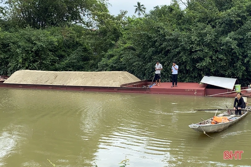 Bắt quả tang đối tượng khai thác cát trái phép trên sông Ngàn Sâu