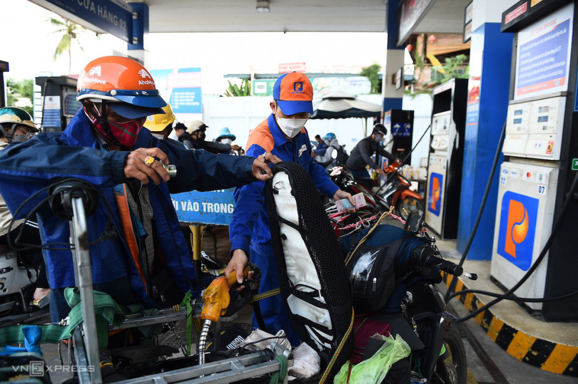 Giá xăng, dầu giảm hơn 1.000 đồng mỗi lít