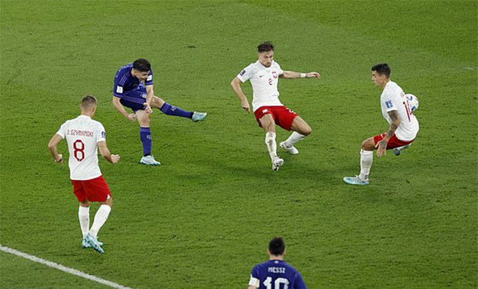 Messi sút hỏng penalty vẫn dắt tay Lewandowski đi tiếp