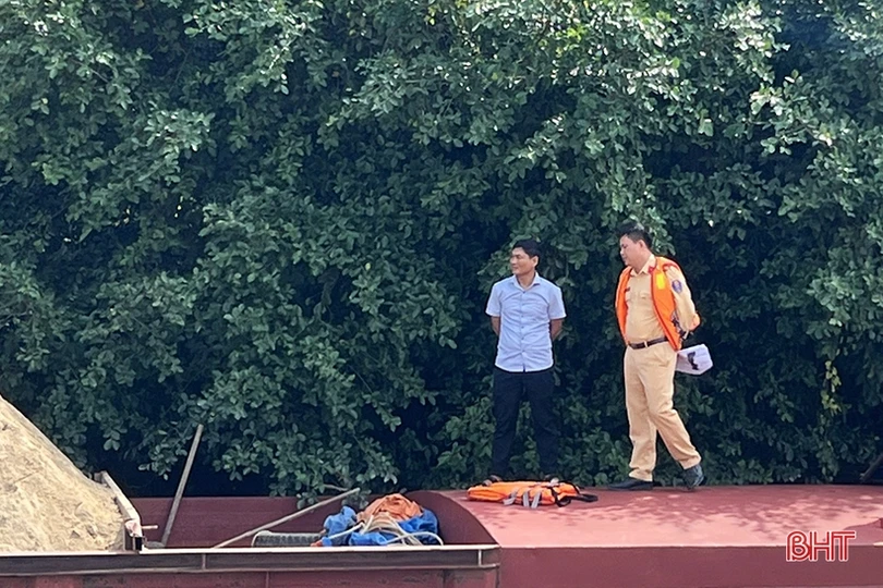 Bắt quả tang đối tượng khai thác cát trái phép trên sông Ngàn Sâu