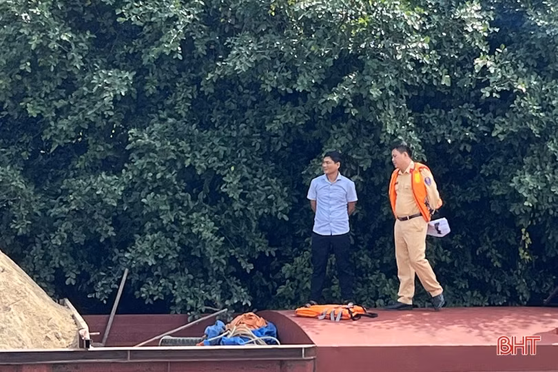 Bắt quả tang đối tượng khai thác cát trái phép trên sông Ngàn Sâu