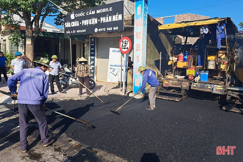 Nghi Xuân: Bà con lương, giáo góp 500 triệu đồng thảm nhựa đường giao thông