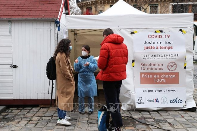 Pháp cảnh báo nguy cơ dịch COVID-19 bùng phát trở lại